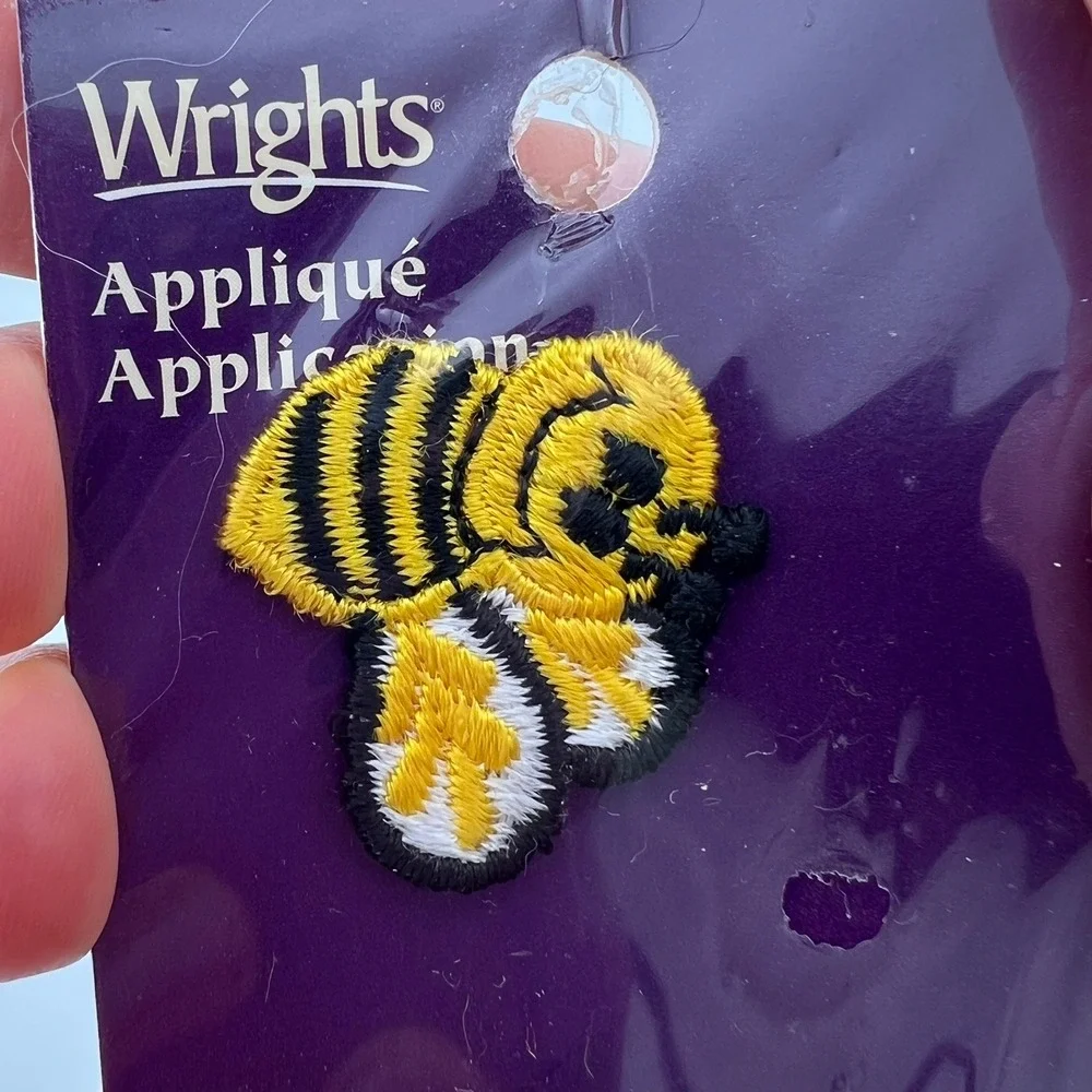 Wrights Bee Appliqué Set‎ Yellow Black Sew-On Embroidered Bees (2)